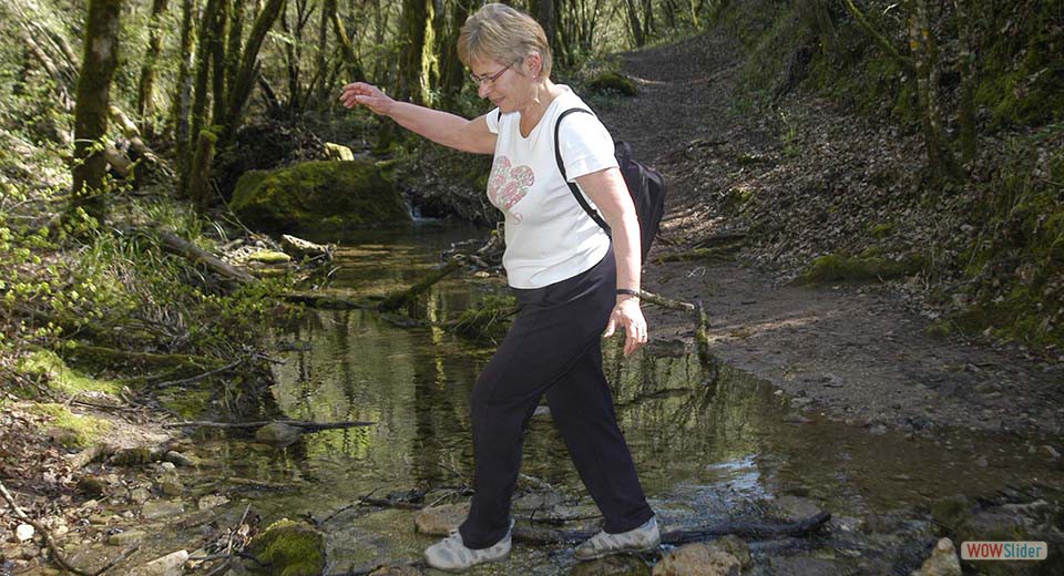 30 - Cascades de Bagnols-en-Forêt. Claude passe à gué